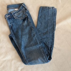Lightweight, stretchy skinny jeans